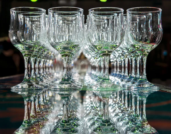 たくさんの宴会で空きれいなワイングラス — ストック写真
