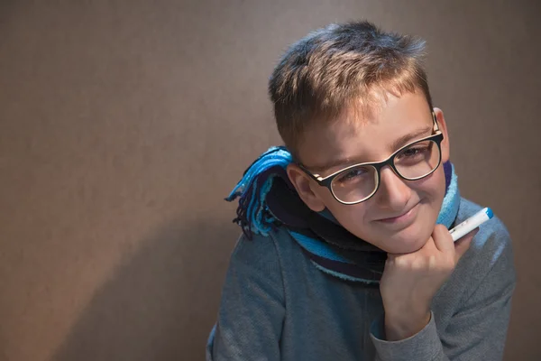 The boy is sick with a thermometer — Stock Photo, Image