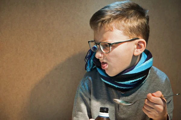 Zieke jongen wil niet drinken de bittere geneeskunde medische siroop — Stockfoto