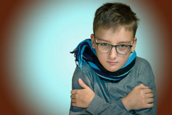 Junge mit Brille erkrankt und friert — Stockfoto