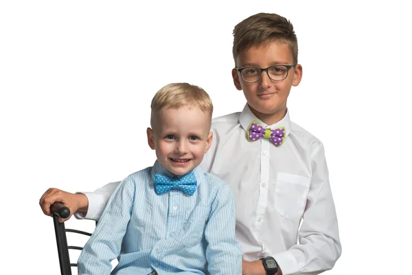 Meninos irmãos de camisas com borboletas, estúdio — Fotografia de Stock