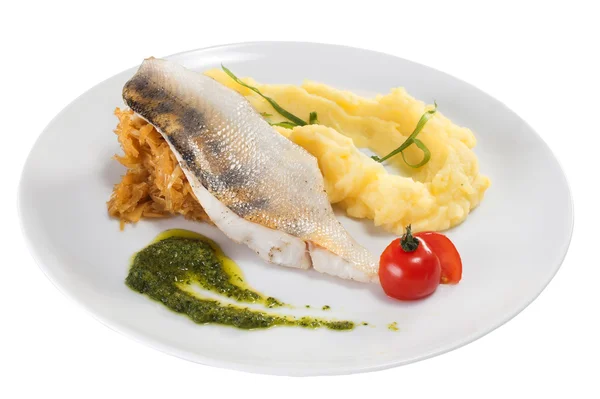 Морська риба, варена картопля, капуста та свіжий томатний соус на білій тарілці — стокове фото