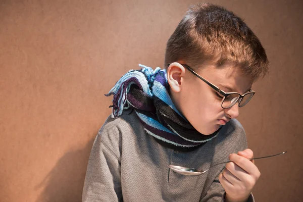 Zieke jongen wil niet drinken de bittere geneeskunde medische siroop — Stockfoto