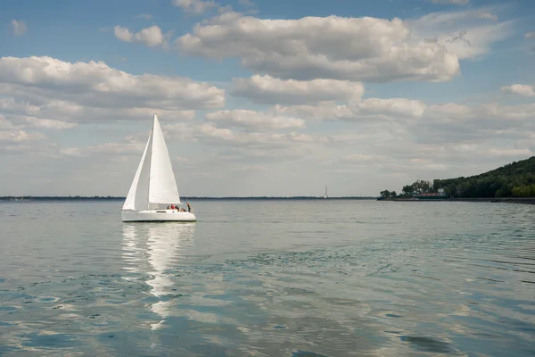 Sailboat floats on the water near the island — Stock Photo, Image