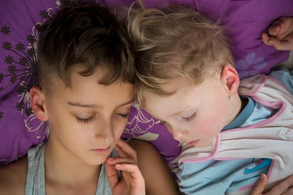 Brüder junge Jungen schlafen zusammen im Bett — Stockfoto