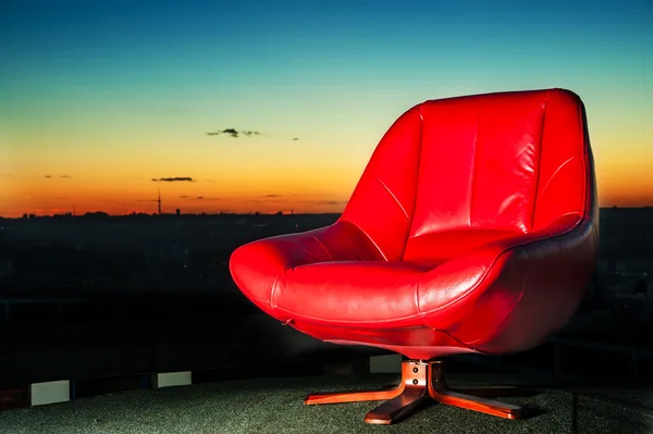 Κόκκινη δερμάτινη καρέκλα στην οροφή τη νύχτα — Φωτογραφία Αρχείου