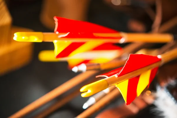 Цветные перья стрелы для стрельбы из лука — стоковое фото