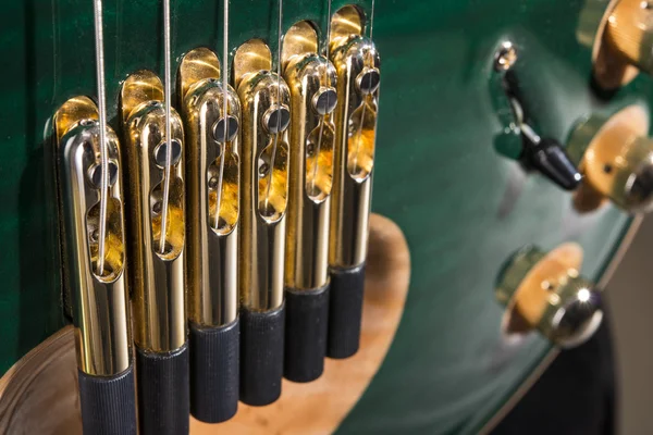 Cordas de guitarra elétrica verde de perto — Fotografia de Stock