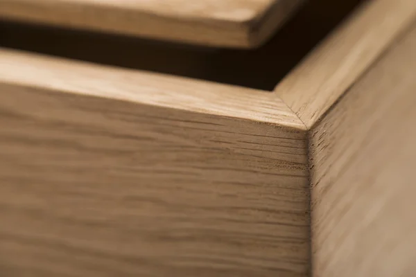 El ángulo de la caja de madera con la tapa abierta, cerca — Foto de Stock