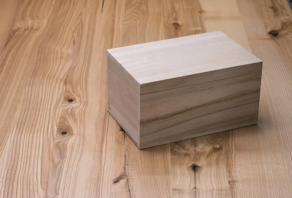Boîte en bois pour rangement sur une table en bois — Photo