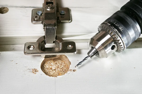 Assemblaggio mobili. Installazione della cerniera della porta . — Foto Stock