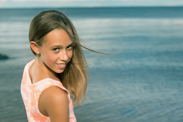 Mooie tiener meisje in de buurt van de zee — Stockfoto