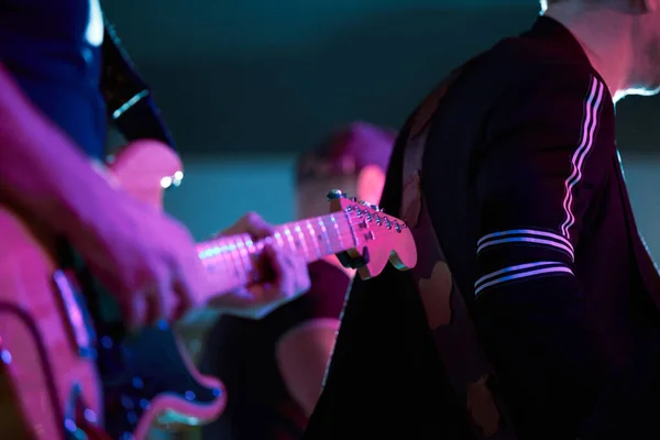 Rock Muzikant Speelt Elektrische Gitaar Bij Een Concert Een Club — Stockfoto
