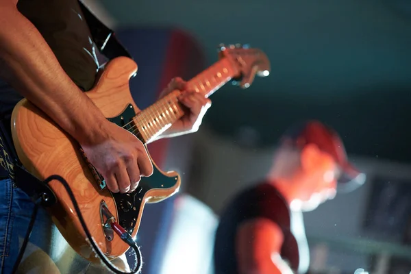 Bir Kulüpteki Konserde Elektro Gitar Çalan Rock Müzisyeni — Stok fotoğraf