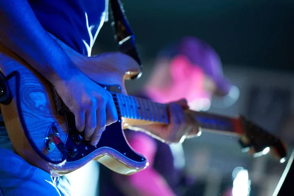 Bir Kulüpteki Konserde Elektro Gitar Çalan Rock Müzisyeni — Stok fotoğraf