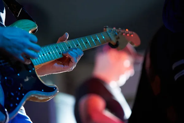 Bir Kulüpteki Konserde Elektro Gitar Çalan Rock Müzisyeni — Stok fotoğraf