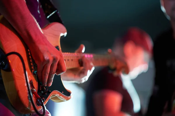 Bir Kulüpteki Konserde Elektro Gitar Çalan Rock Müzisyeni — Stok fotoğraf