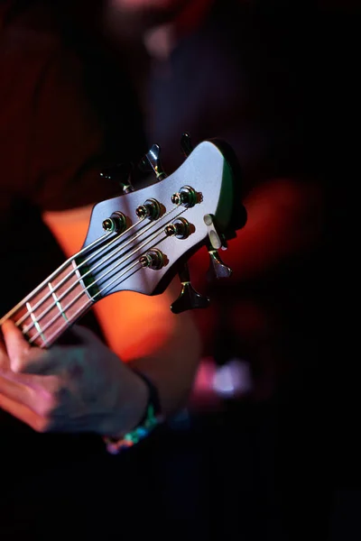 Bir Kulüpteki Konserde Elektro Gitar Çalan Rock Müzisyeni — Stok fotoğraf