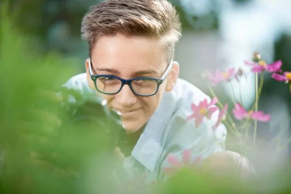 Rolig Pojke Tonåring Med Kamera Tar Bilder Parken Sommaren — Stockfoto