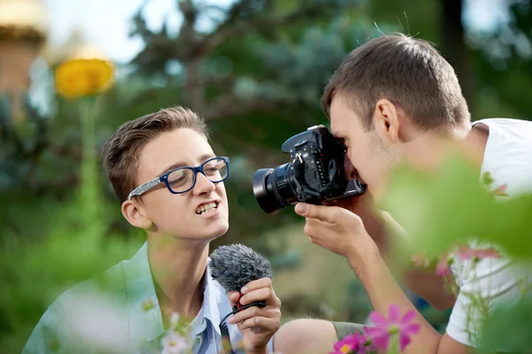 摄影师拍摄了一个采访一个滑稽的男中学生的视频 — 图库照片
