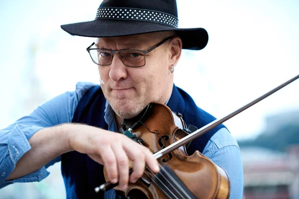 Erwachsener Männlicher Musiker Spielt Der Stadt — Stockfoto