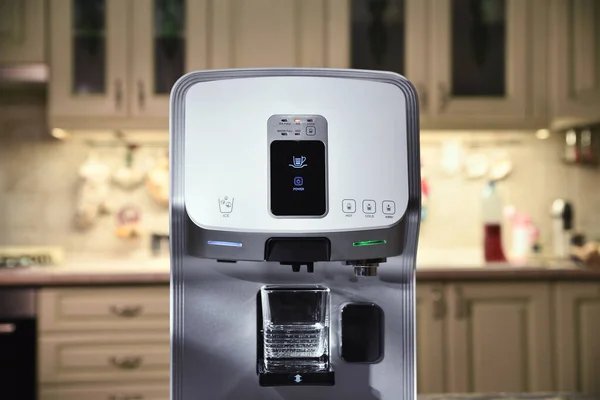 厨房里的咖啡机和水过滤器2比1 — 图库照片
