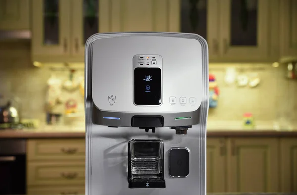 厨房里的咖啡机和水过滤器2比1 — 图库照片