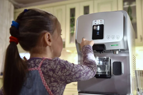 Flickan Slår Vattnet Kaffemaskinen Och Vattenfilter Huset Köket — Stockfoto