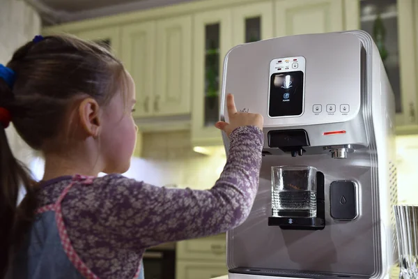 Flickan Slår Vattnet Kaffemaskinen Och Vattenfilter Huset Köket — Stockfoto