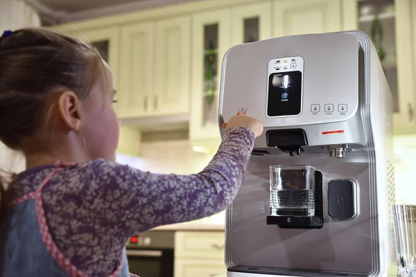 Flickan Slår Vattnet Kaffemaskinen Och Vattenfilter Huset Köket — Stockfoto