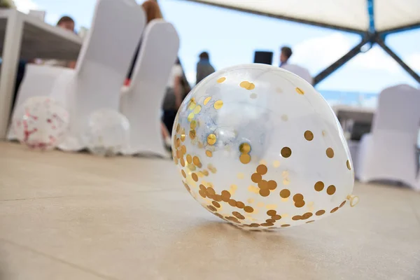 Uppblåsbar Ballong Med Paljetter För Ett Evenemang Sommarrestaurang — Stockfoto