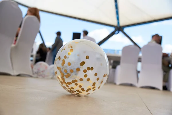 Uppblåsbar Ballong Med Paljetter För Ett Evenemang Sommarrestaurang — Stockfoto