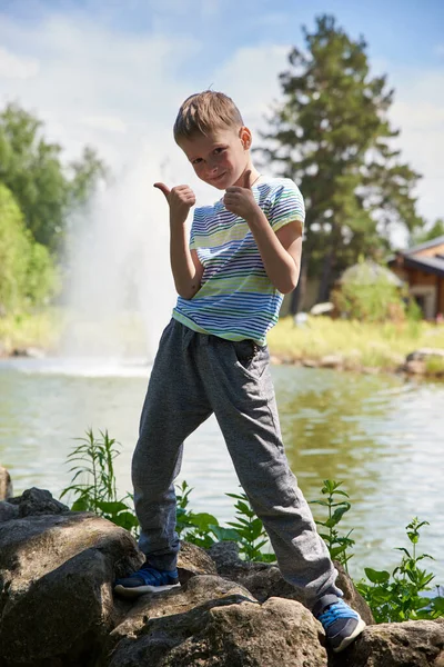 Ein Jähriger Junge Geht Park Der Nähe Des Brunnens Spazieren — Stockfoto