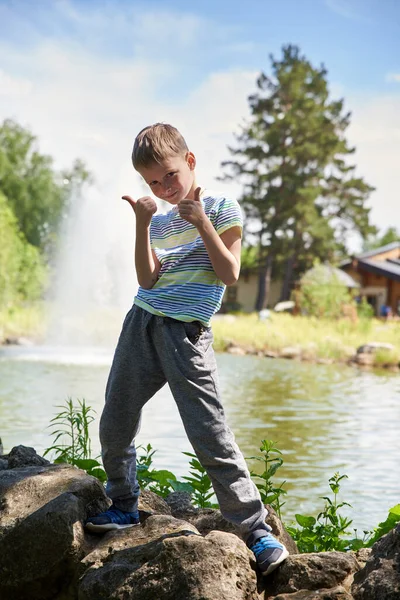 Ein Jähriger Junge Geht Park Der Nähe Des Brunnens Spazieren — Stockfoto