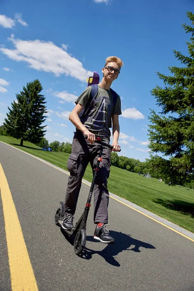Fiú Tizenéves Lovagol Úton Parkban Egy Robogóval — Stock Fotó