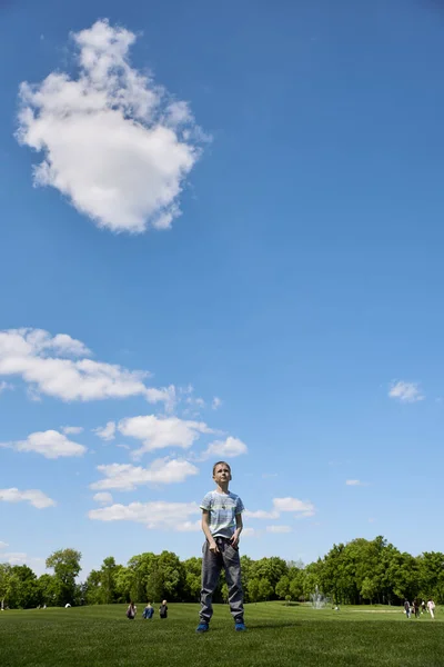 Garçon Ans Lance Planeur Avion Jouet Dans Ciel — Photo