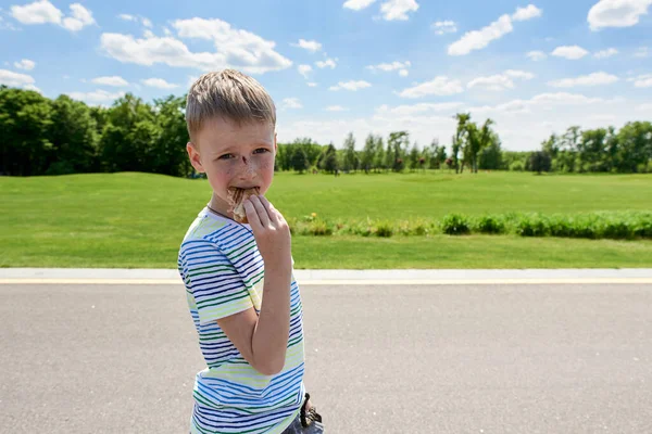 Ragazzo Maglietta Che Mangia Panino Nel Parco — Foto Stock