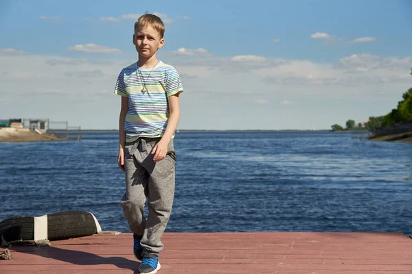 Ein Junge Shirt Steht Auf Der Seebrücke Fluss — Stockfoto
