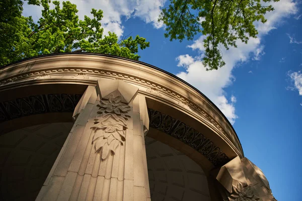 Gazebo Rétro Pierre Avec Des Colonnes Décorées Tuiles Toit Verre — Photo