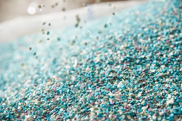 プラスチック原料 各種製品の生産のための小さな青色部品 — ストック写真