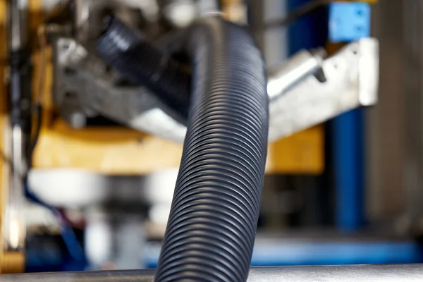 Produção Tubos Plástico Ondulado Para Isolar Fios Elétricos — Fotografia de Stock