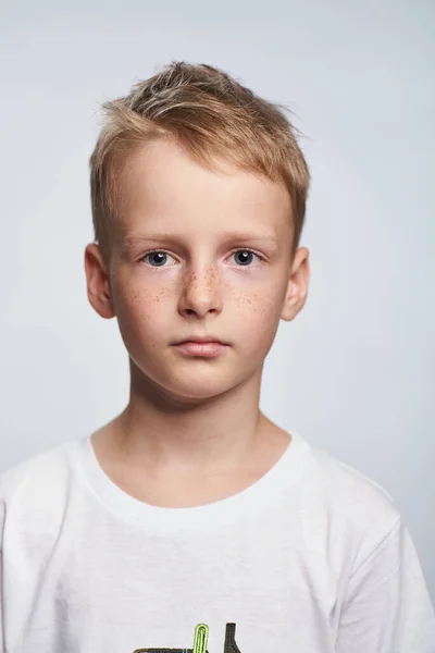 Niño Rubio Años Edad Foto Para Documento Sobre Fondo Blanco — Foto de Stock