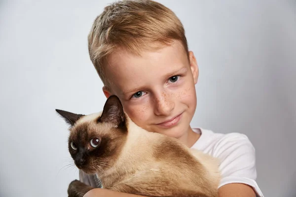 Ragazzo Anni Abbraccia Teneramente Suo Gatto Siamese — Foto Stock