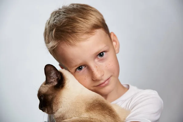 Ragazzo Anni Abbraccia Teneramente Suo Gatto Siamese — Foto Stock
