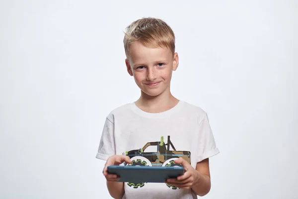 Desetiletý Chlapec Bílém Tričku Hraje Online Hru Tabletu — Stock fotografie