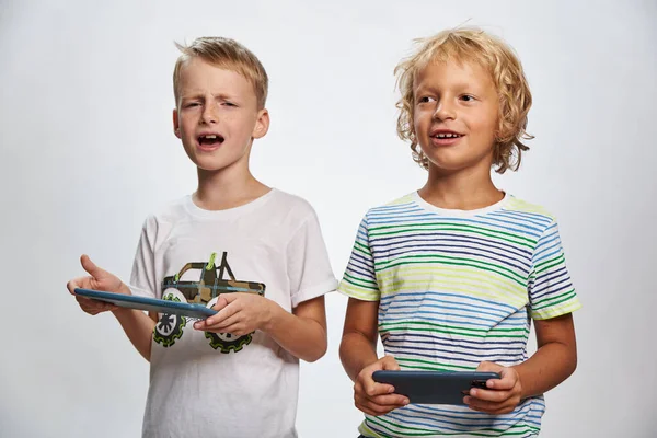 Dos Amigos Jugar Juego Línea Tableta Teléfono Inteligente — Foto de Stock