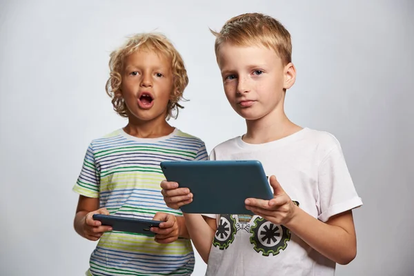 Twee Jongen Vriend Spelen Online Spel Tablet Smartphone — Stockfoto