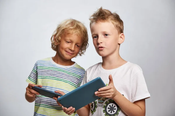 Два Друга Мальчика Играют Онлайн Игру Планшете Смартфоне — стоковое фото