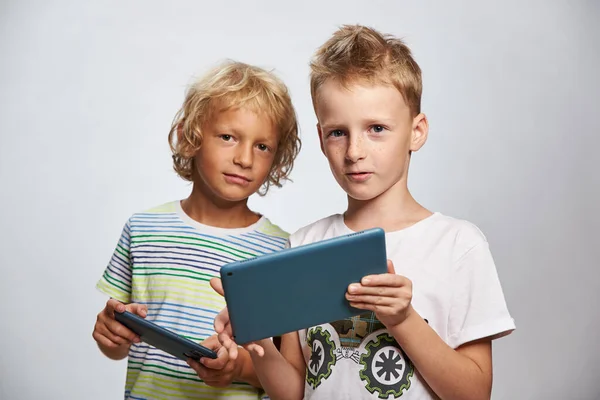 Два Друга Мальчика Играют Онлайн Игру Планшете Смартфоне — стоковое фото