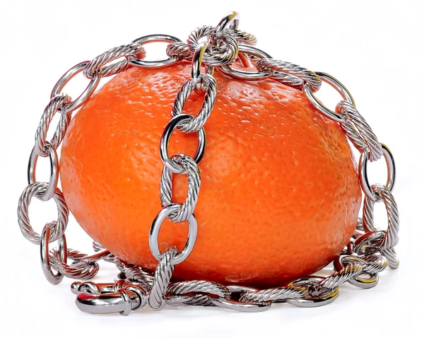 Bracelet in the form of a silver chain lying on Mandarin — Stock Photo, Image